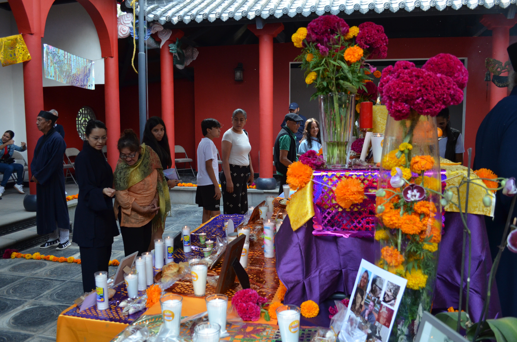Ofrenda a los muertos y ancestros en el Templo de la Eterna Primavera de México
